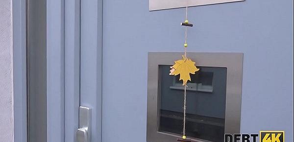 DEBT4k. Die arbeitslose Brünette hat Schulden, deshalb zieht sie sich aus